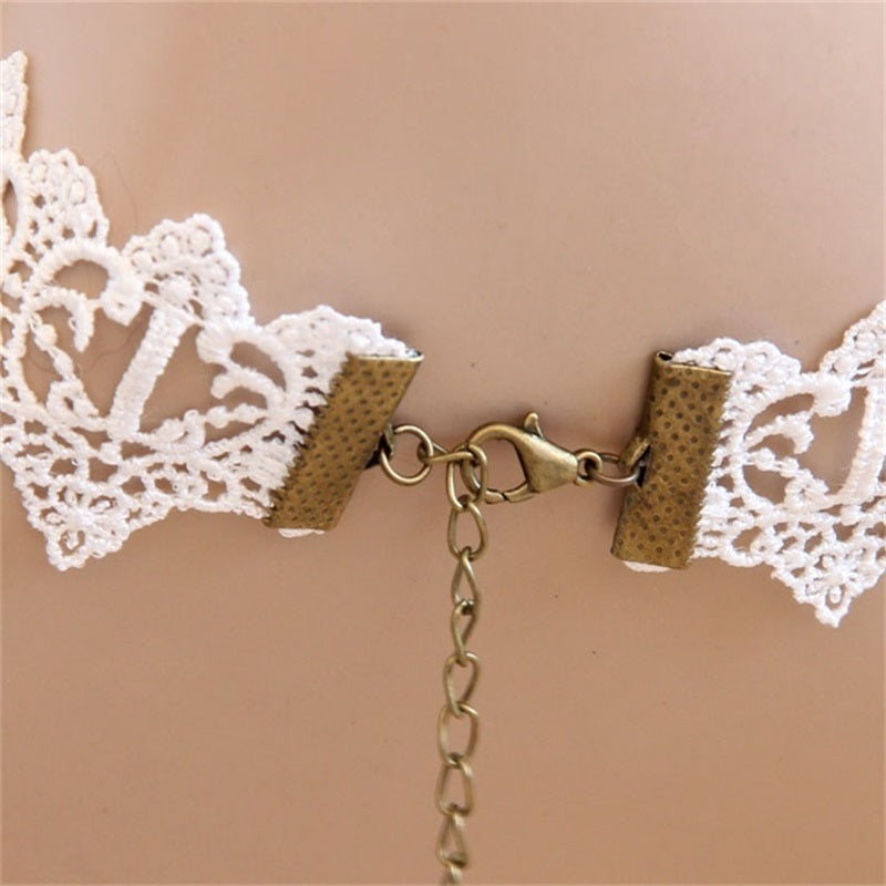 Collier de mariée en dentelle de perles blanches