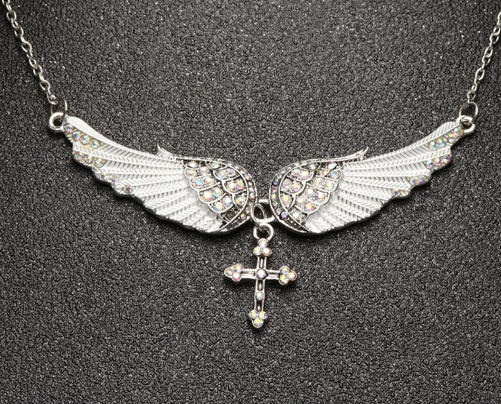 Nouveau - Joli collier avec pendentif ailes d'ange et croix