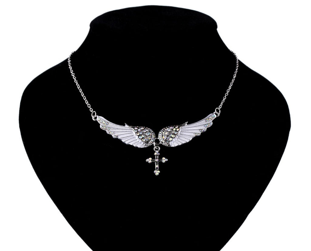 Nouveau - Joli collier avec pendentif ailes d'ange et croix